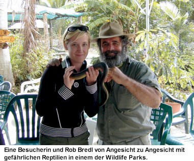 Eine Besucherin und Rob Bredl von Angesicht zu Angesicht mit gefährlichen Reptilien in einem der Wildlife Parks.